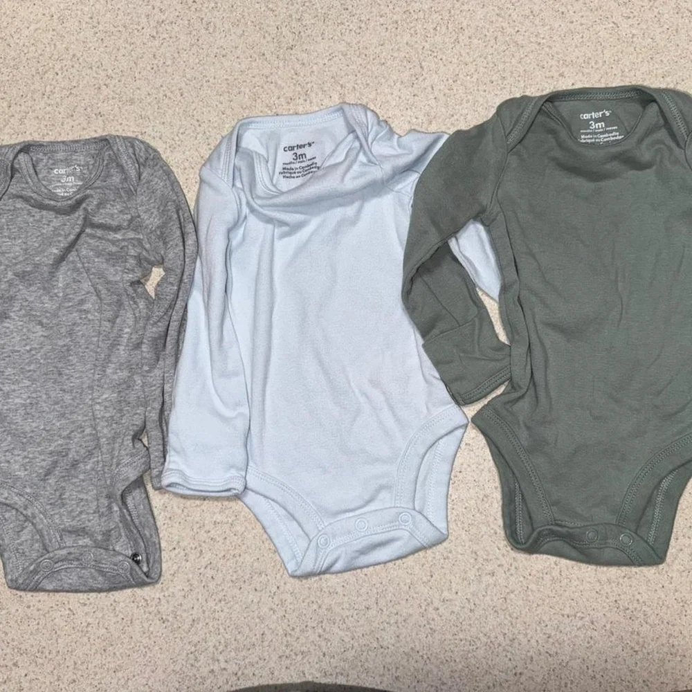 Carter 3 pack of baby long sleeve onesies in blue, grey and green  Used once